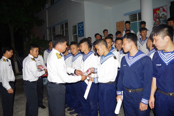 Lãnh đạo Lữ đoàn 161 tặng quà cho các chiến sĩ xuất ngũ đợt này.